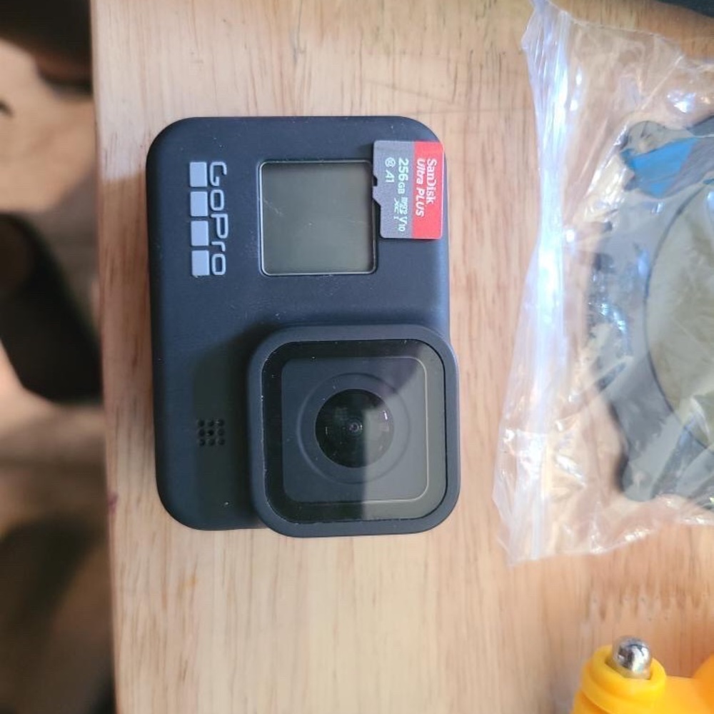 Item #3 $450
GoPro HERO 8
Platinum Travel Pack
250 Gigabyte SD card